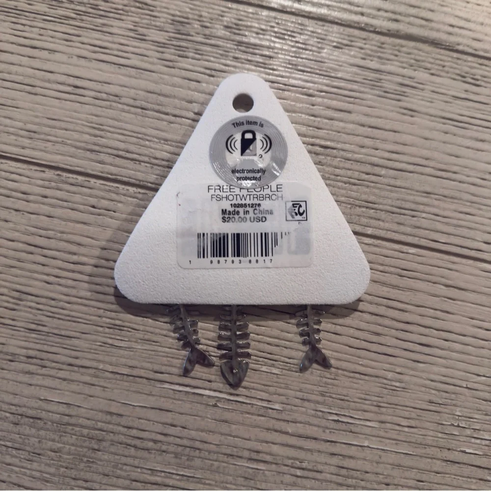 FREE PEOPLE  Fish Outta Water Brooch - Silver